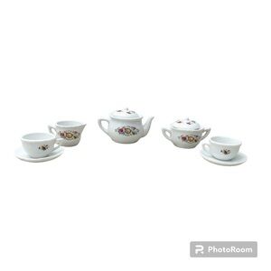 Mary’S Bears miniature tea set Tea Pot Sugar Bowl Creamer 2 cups 2 Saucers